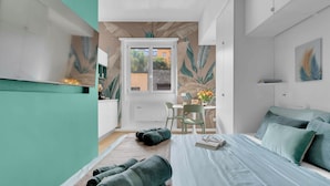 A modern bedroom with a bed, a desk, and a window. - Elegant and cosy flat in Milan, closed to Fashion District, Navigli and Duomo (Milan)