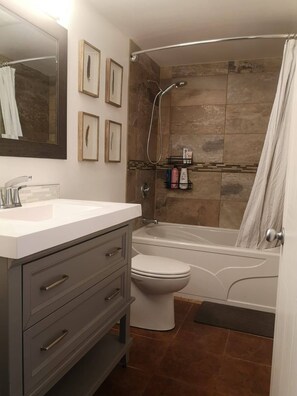 Sèche-cheveux, bidet, serviettes fournies, savon