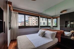 2 bedrooms, iron/ironing board, free WiFi, bed sheets - Elegance a Few Steps from the Lake (Yamina Luxury Apartment) (Lugano)