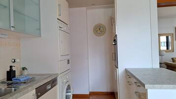 KĂŒhlschrank, Mikrowelle, Ofen, Herdplatte