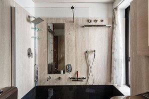 Dusche, kostenlose Toilettenartikel, Haartrockner, Bidet