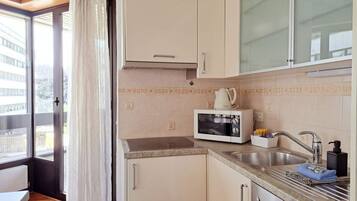 Frigorífico, microondas, horno y placa de cocina