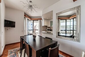 Dining - Elegance a Few Steps from the Lake (Yamina Luxury Apartment) (Lugano)