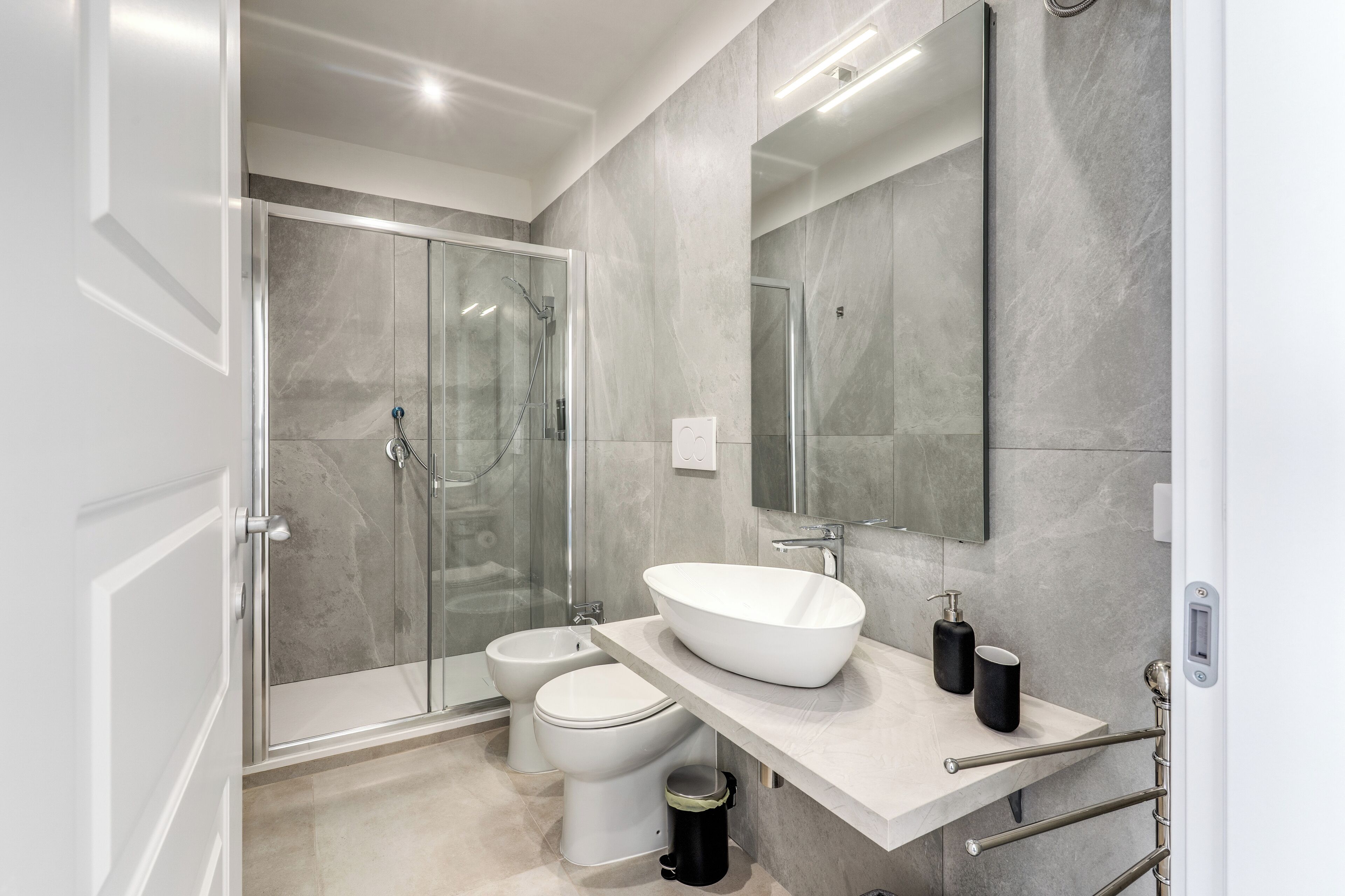 Dusche, Haartrockner, Bidet, Handtücher