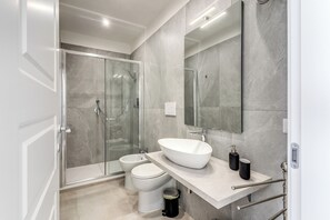 Dusche, Haartrockner, Bidet, Handtücher