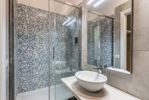 Douche, sèche-cheveux, bidet, serviettes fournies