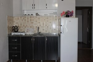 Standard Apartment | Private kitchen | Stovetop, cookware/dishes/utensils