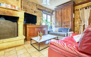 Smart-TV, Kamin, Tischtennisplatte