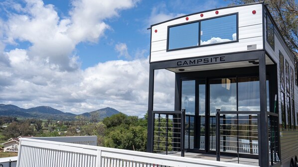 المنطقة المحيطة بالمنشأة