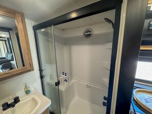 تجهيزات دش، مجففات شعر، مناشف، صابون