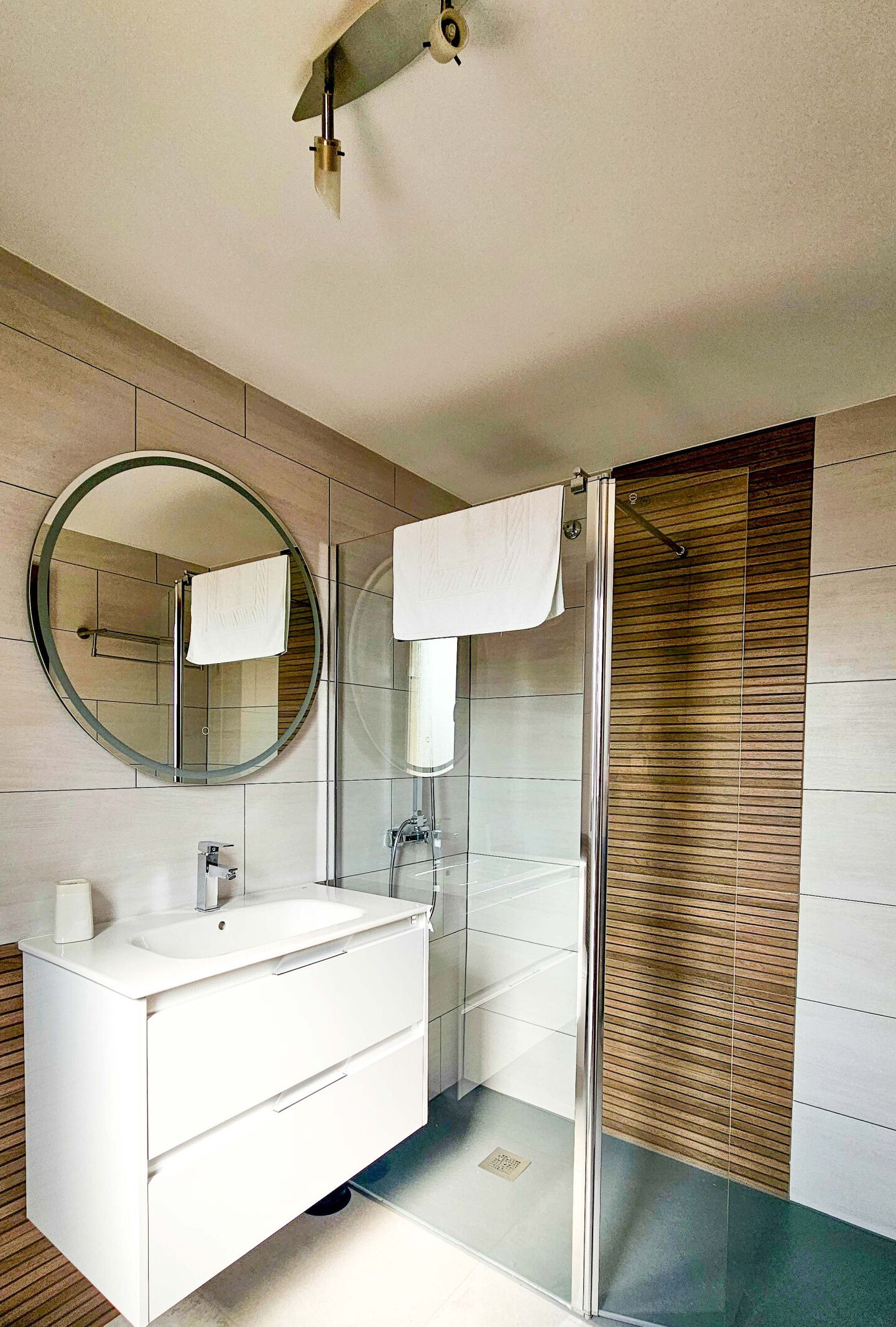 Shower, towels