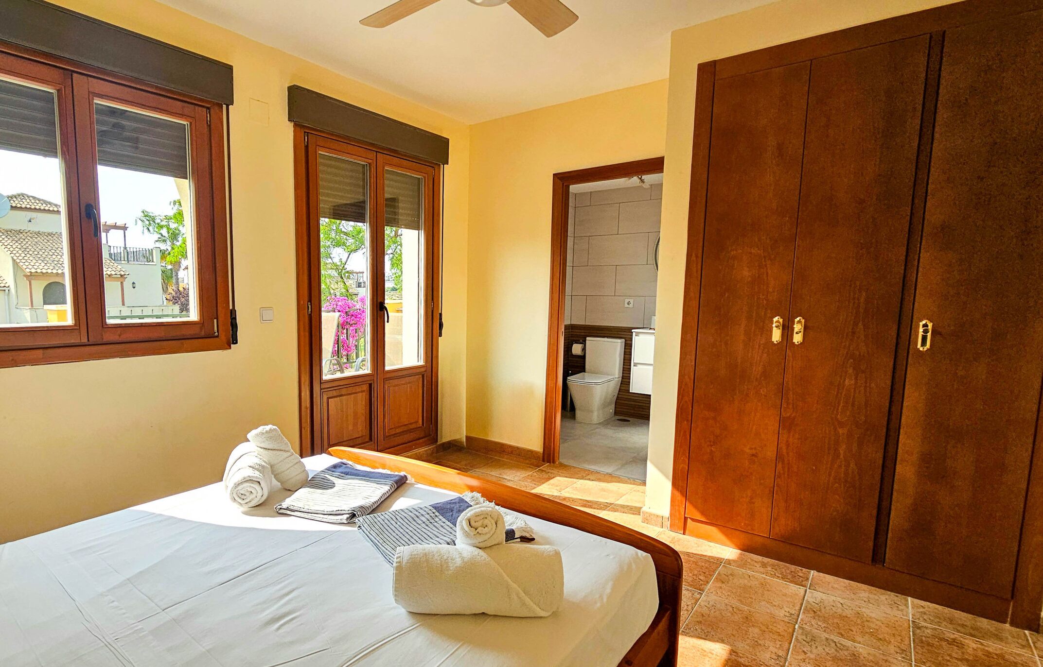 2 habitaciones, tabla de planchar con plancha y wifi gratis 