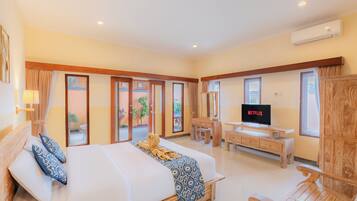 Vila standard | Cofres nos quartos, escrivaninha, espaço de trabalho para notebook