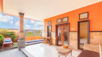 Habitación Deluxe, vista al jardín | Área de sala de estar
