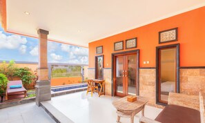 Deluxe Room, Garden View | Living area
