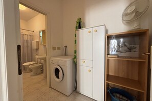 Shower, bidet - CN016 - Cesenatico, comfortable three-room apartment near the sea with parking space (Cesenatico)