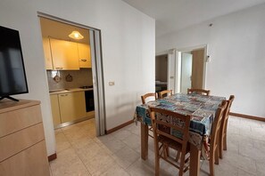 Dining - CN016 - Cesenatico, comfortable three-room apartment near the sea with parking space (Cesenatico)