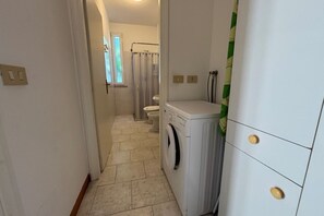 Shower, bidet, towels - CN016 - Cesenatico, comfortable three-room apartment near the sea with parking space (Cesenatico)