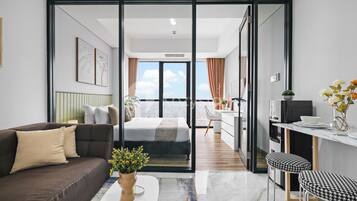 Apartment, 1 Bedroom, City View | Living area