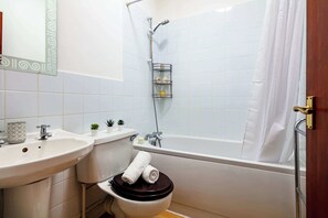 Douche, séchoir à cheveux, serviettes fournies