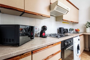 Réfrigérateur, micro-ondes, four, plaque de cuisson