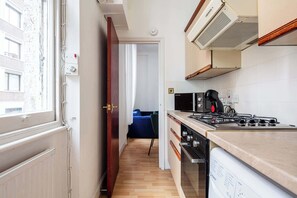 Fridge, microwave, oven, stovetop - Charming 1BR in the Heart of Soho and Fitzrovia (London)