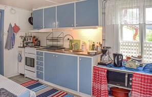 Kylskåp, spishäll och kaffe- och tebryggare