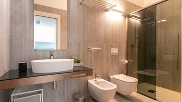 Douche, sèche-cheveux, bidet, serviettes fournies