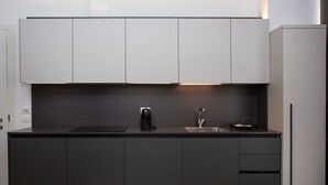 Kaffetrakter/tekoker, kjøleskap, mikrobølgeovn og ovn