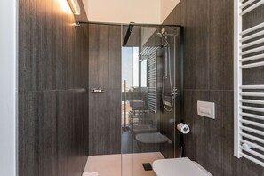 Een douche, een haardroger, een bidet, handdoeken