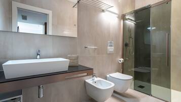 Dusche, Haartrockner, Bidet, Handtücher