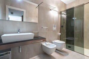 Doccia, asciugacapelli, bidet, asciugamani