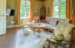 TV, fireplace - Beautiful home in Grimsås (Grimsås)