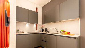 Cafetera/tetera, refrigerador, placa de cocina, lavavajillas