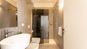 Douche, sèche-cheveux, bidet, serviettes fournies