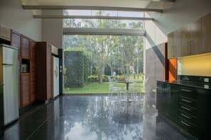 Kühlschrank, Mikrowelle, Herdplatte, Geschirrspüler