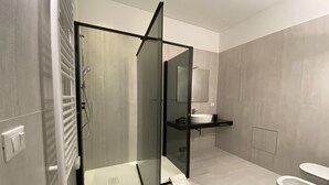 Ducha, secador de pelo, bidet, toallas