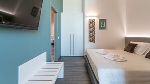 1 habitación, tabla de planchar con plancha y cuna de viaje 