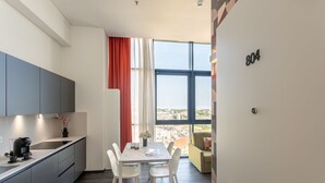 Cafetera/tetera, refrigerador, microondas, placa de cocina
