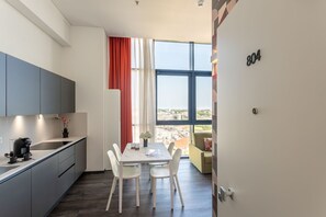 Kjøleskap, mikrobølgeovn, kokeplater og oppvaskmaskin