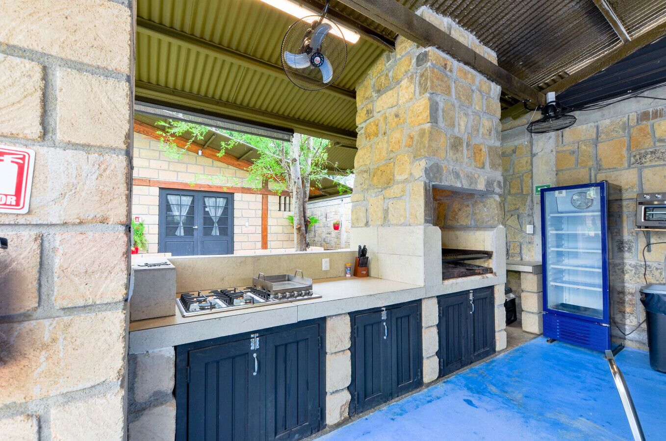 Kjøleskap og kaffetrakter/tekoker