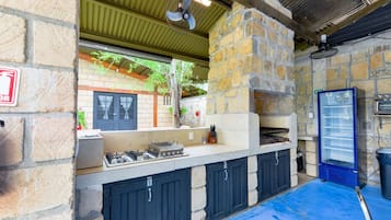 Kjøleskap og kaffetrakter/tekoker