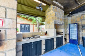 Fridge, coffee/tea maker