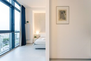 1 bedroom, iron/ironing board, travel cot, free WiFi - Htm Tower - 10001 Executive by Halldis (Mestre)