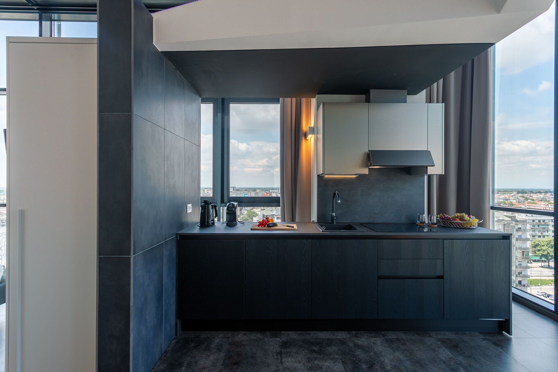 Kühlschrank, Geschirrspüler, Wasserkocher mit Kaffee-/Teezubehör