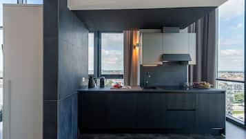 Kühlschrank, Geschirrspüler, Wasserkocher mit Kaffee-/Teezubehör