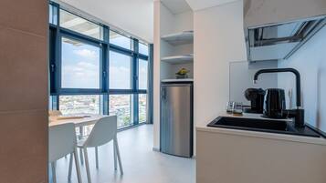 Frigorifero, piano cottura, lavastoviglie, macchina per tè/caffè