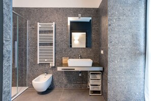 Een douche, een haardroger, een bidet, handdoeken