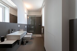 Een douche, een haardroger, een bidet, handdoeken