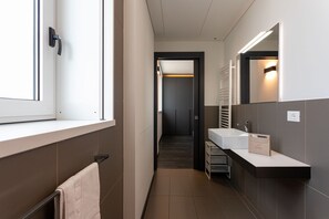 Douche, séchoir à cheveux, bidet, serviettes fournies